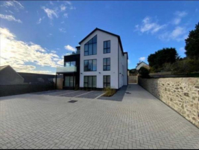 Modern 2 bedroom flat with parking in Menai Bridge